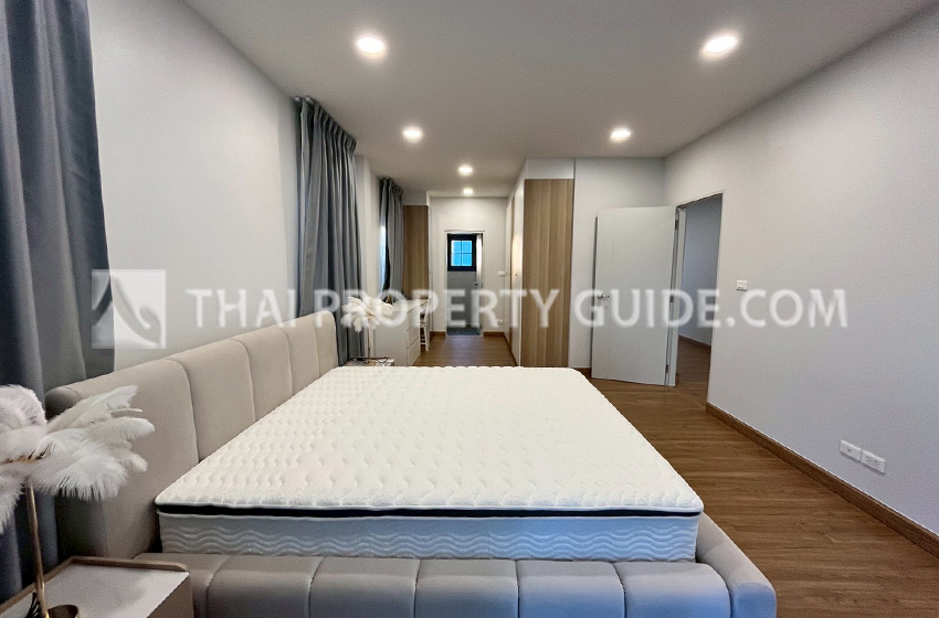 House with Shared Pool in Bangnatrad 